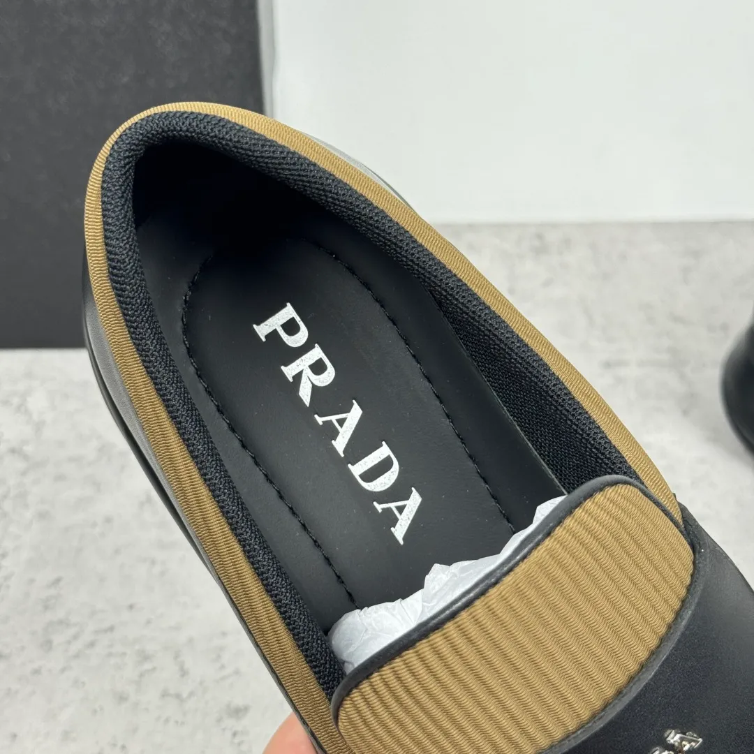Batch 700 Prada/Prada men's matte leather thick-soled lightweight loafers! Casual fit, lightweight rubber sole slip-on driving shoes, matte calfskin wrapped around the entire upper, front body in pebbled calfskin/soft cloth, two styles available! Decorated with genuine leather buckle, front decorative details of PRADA silver letters, genuine leather feet, classic silver letter logo badge details, technical mesh lining, push-on opening and closing method, convenient and comfortable, cool and breathable! Paired with a lightweight, sporty functional thick sole, it is extremely comfortable on the feet and will not be tiring after long-term wear. It is available in multiple colors to meet different matching needs and comes with a complete package! Size: 39-40-41-42-43-44 Leather shoe size Item number: 2EE915 leather cloth black coffee